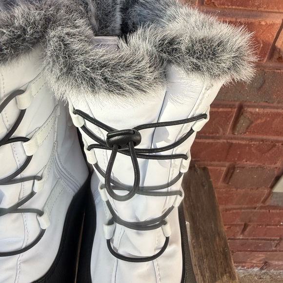 Totes Weatherproof Adele Winter Snow Boots Womens Size 10 White Black Fur Lined - Picture 14 of 16